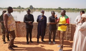 Visite de terrain : l’AMV-Niger et l’AMGT du Burkina Faso sur les chantiers de modernisation à Niamey  Dans le cadre de la mission de coopération entre l’Agence de Modernisation des Villes du Niger (AMV-Niger) et l’Agence Municipale des Grands Travaux (AMGT) du Burkina Faso, une visite de terrain s’est tenue ce 22 octobre 2025 dans la ville de Niamey.  Conduite par les équipes techniques de l’AMV-Niger, cette sortie a permis à la délégation de l’AMGT, d’apprécier les projets réalisés, en cours et à venir te