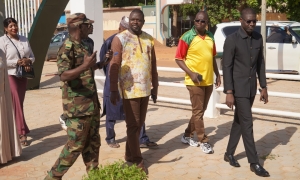 Visite de terrain : l’AMV-Niger et l’AMGT du Burkina Faso sur les chantiers de modernisation à Niamey  Dans le cadre de la mission de coopération entre l’Agence de Modernisation des Villes du Niger (AMV-Niger) et l’Agence Municipale des Grands Travaux (AMGT) du Burkina Faso, une visite de terrain s’est tenue ce 22 octobre 2025 dans la ville de Niamey.  Conduite par les équipes techniques de l’AMV-Niger, cette sortie a permis à la délégation de l’AMGT, d’apprécier les projets réalisés, en cours et à venir te