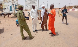 Le Directeur Général de l’Agence de Modernisation des villes du Niger en visite de terrain à Agadez