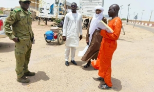 Le Directeur Général de l’Agence de Modernisation des villes du Niger en visite de terrain à Agadez