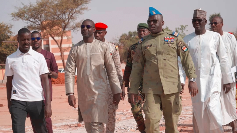 Visite de terrain du Directeur Général de l’AMV en compagnie du Ministre de la Jeunesse, des Sports, des Arts et de la Culture Visite de terrain du Directeur Général de l’AMV en compagnie du Ministre de la Jeunesse, des Sports, des Arts et de la Culture